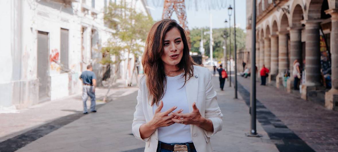 Antes de ser alcaldesa, ocupó cargos de elección popular en los tres niveles legislativos: fue diputada local en Jalisco, diputada federal y Senadora.