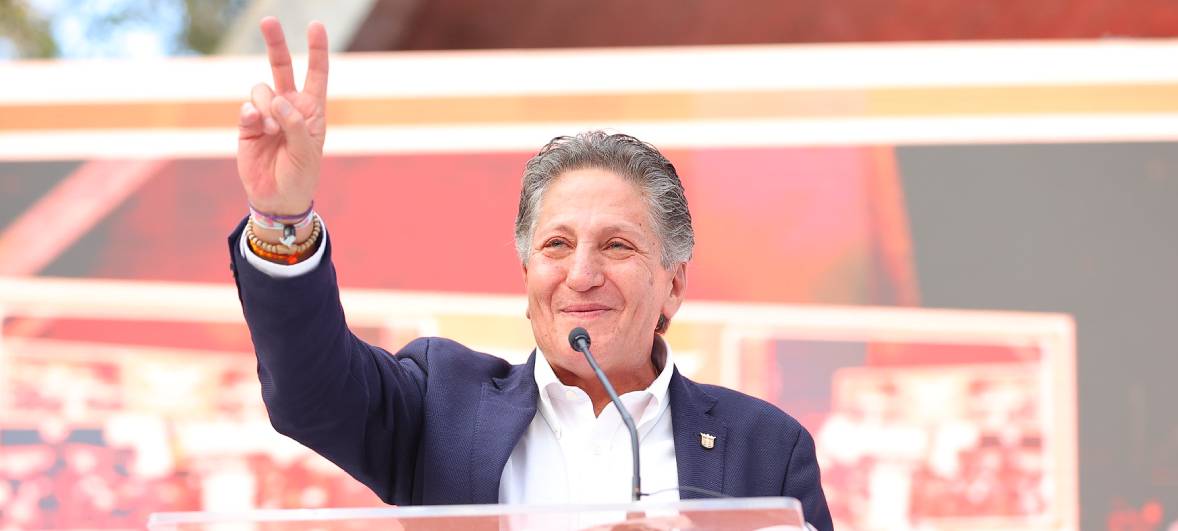 En el ámbito del fútbol, posee una amplia experiencia directiva, habiendo sido Director General del Club Deportivo Guadalajara.