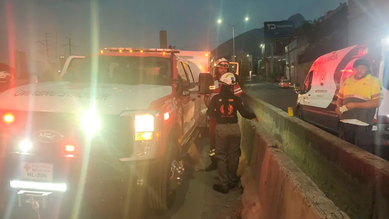 Ambulancia de Protección Civil de García choca contra muro en Monterrey