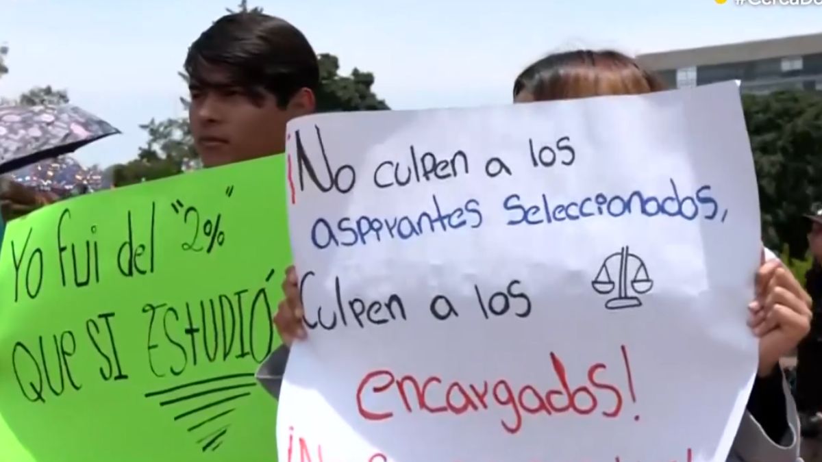 Aspirantes seleccionados de la UNAM se manifiestan en Ciudad Universitaria; están en contra de repetir el examen. | Telediario