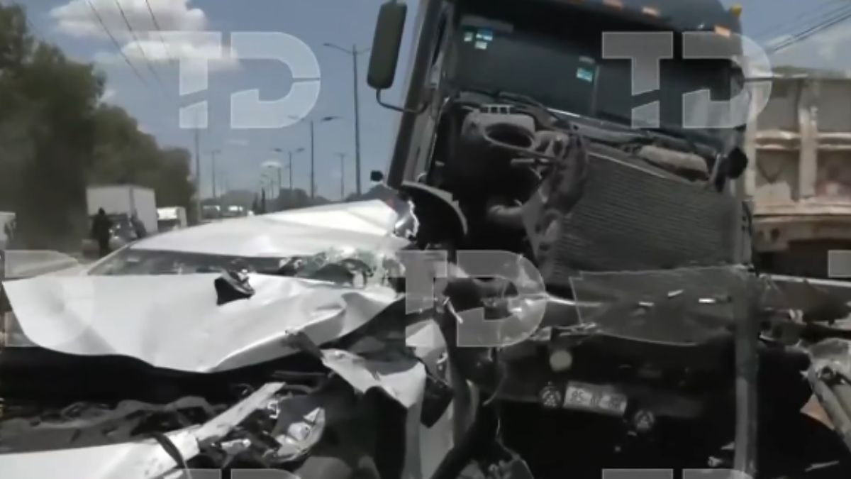 Un automóvil fue aplastado por dos tráileres sobre bulevar San Jerónimo en el municipio de Tecámac. | Telediario