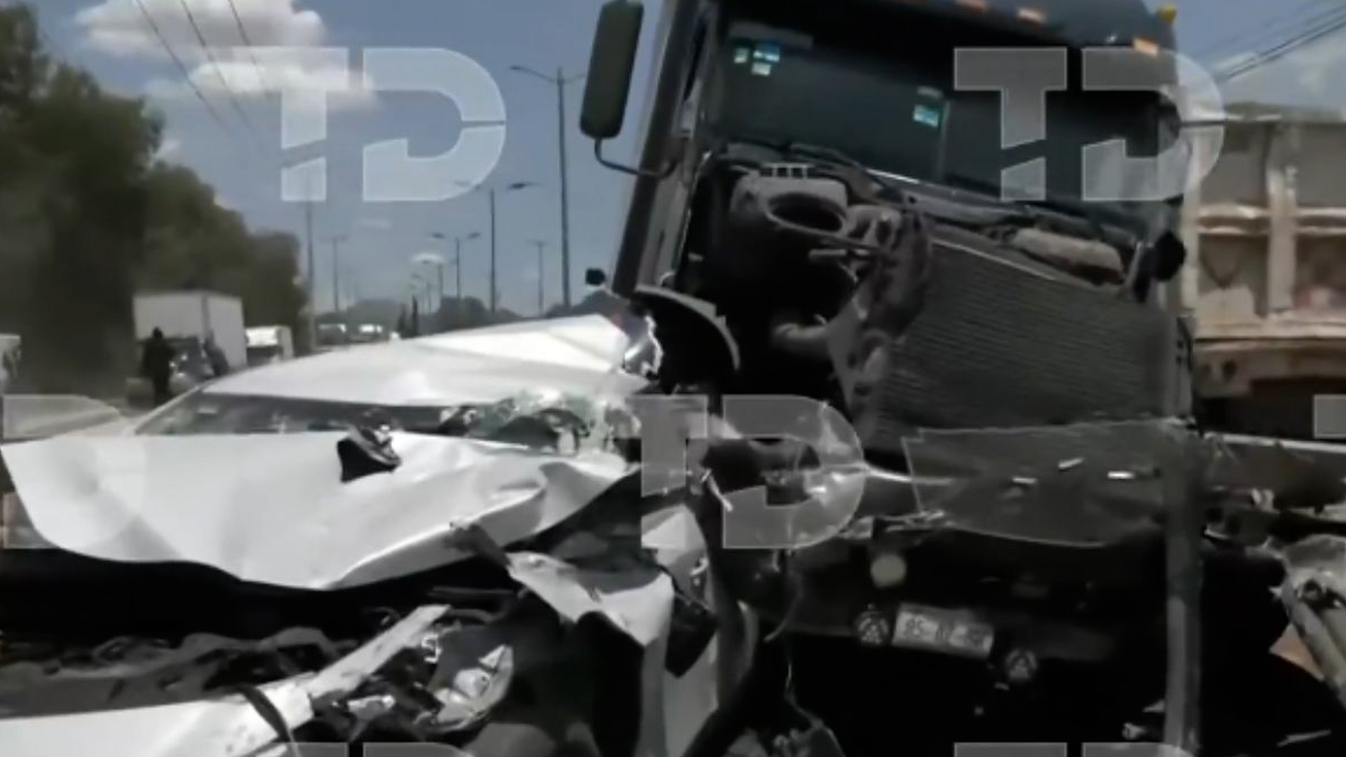 Automovilista es aplastado por dos tráileres en Tecámac. TD Vespertino CdMx, 03 de agosto 2026