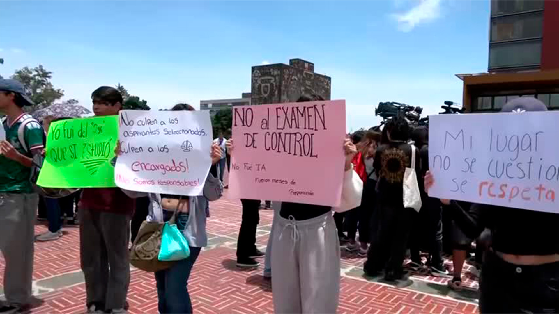Caos en UNAM: estudiantes aprobados deben repetir examen tras revisión técnica