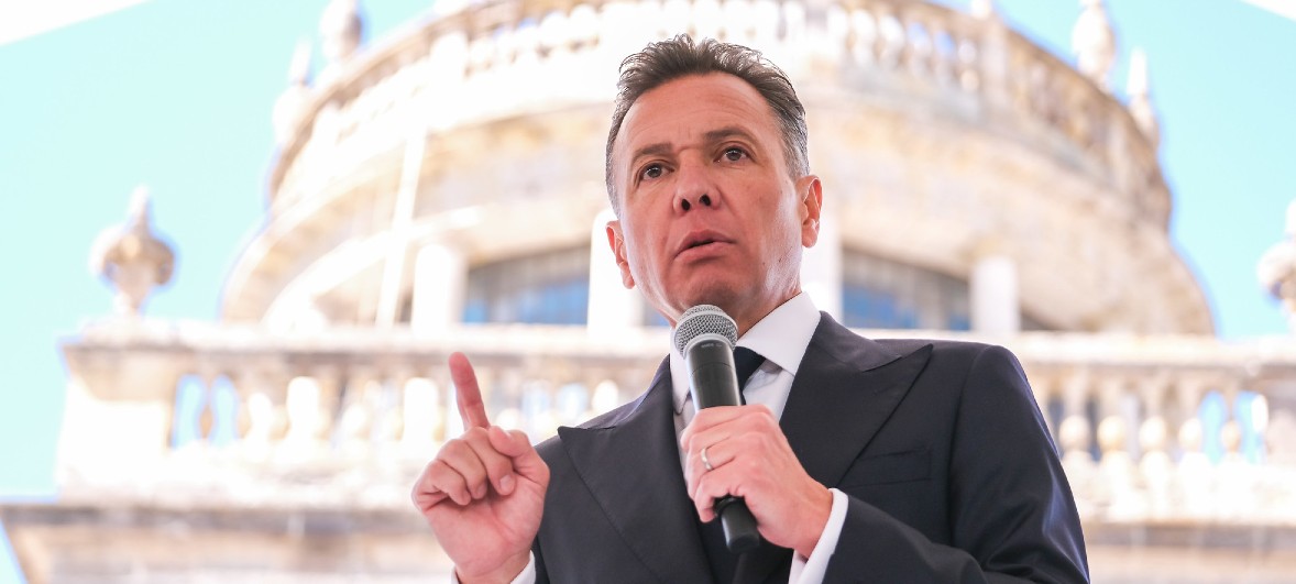 Antes de su carrera política, destacó en el sector privado como presidente de la Coparmex Jalisco (2008-2011) y director de algunas empresas.