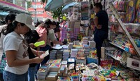 Cientos de personas acuden a la calle Mesones, CdMx, y alrededores con el fin de surtir su lista de útiles escolares. / Cuartoscuro