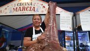 Cientos de visitantes se congregan en el Centro de Convenciones de Atlixco para degustar la tradicional cecina artesanal / Melanie Torres