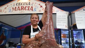 Cientos de visitantes se congregan en el Centro de Convenciones de Atlixco para degustar la tradicional cecina artesanal / Melanie Torres