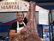 Cientos de visitantes se congregan en el Centro de Convenciones de Atlixco para degustar la tradicional cecina artesanal / Melanie Torres