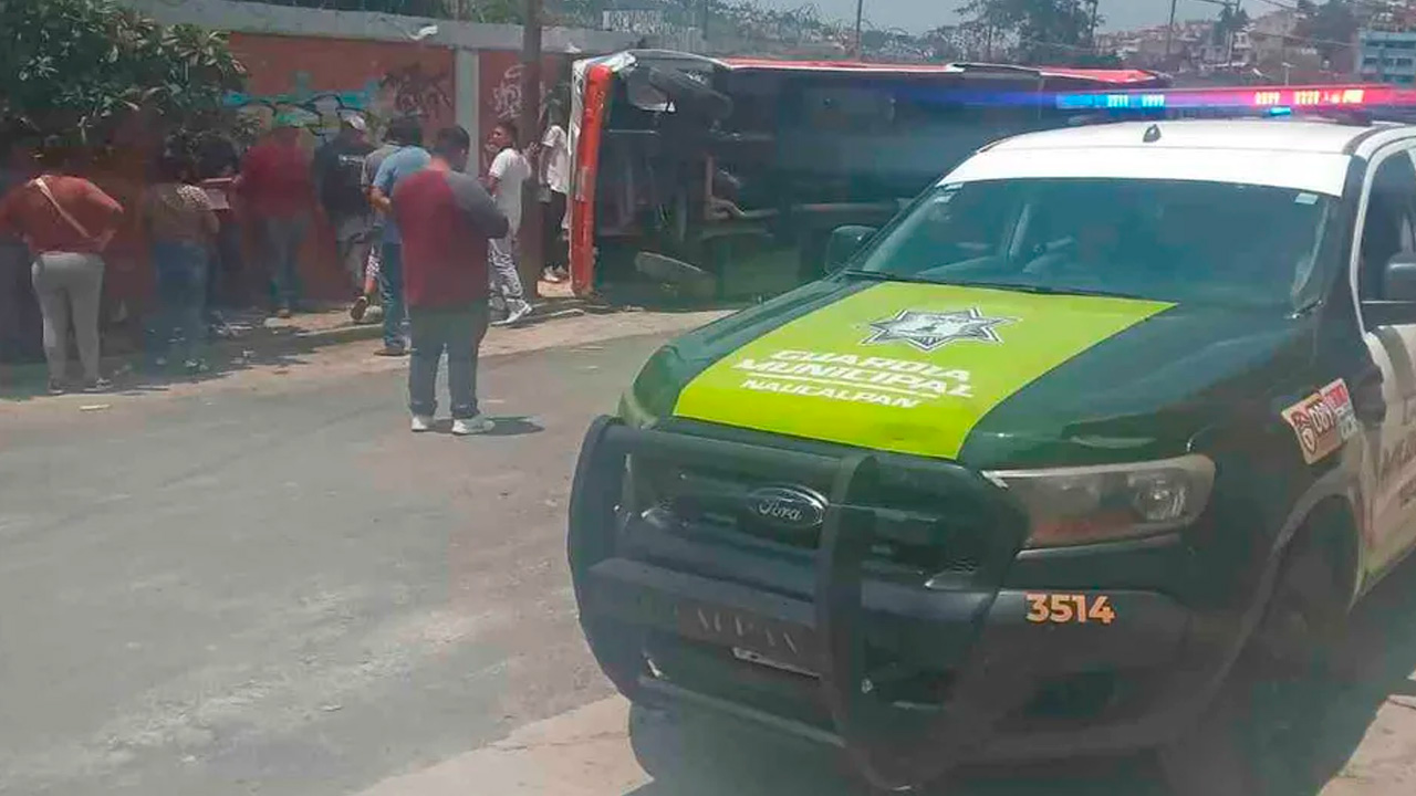 Conductor pierde el control y microbús vuelca en una pendiente de Naucalpan