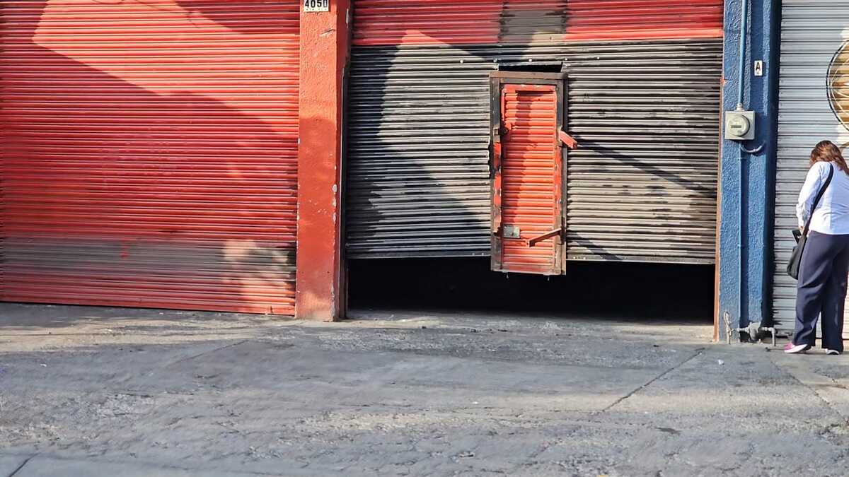 La cortina amaneció entreabierta este lunes 3 de agosto. | Juan Carlos Munguía