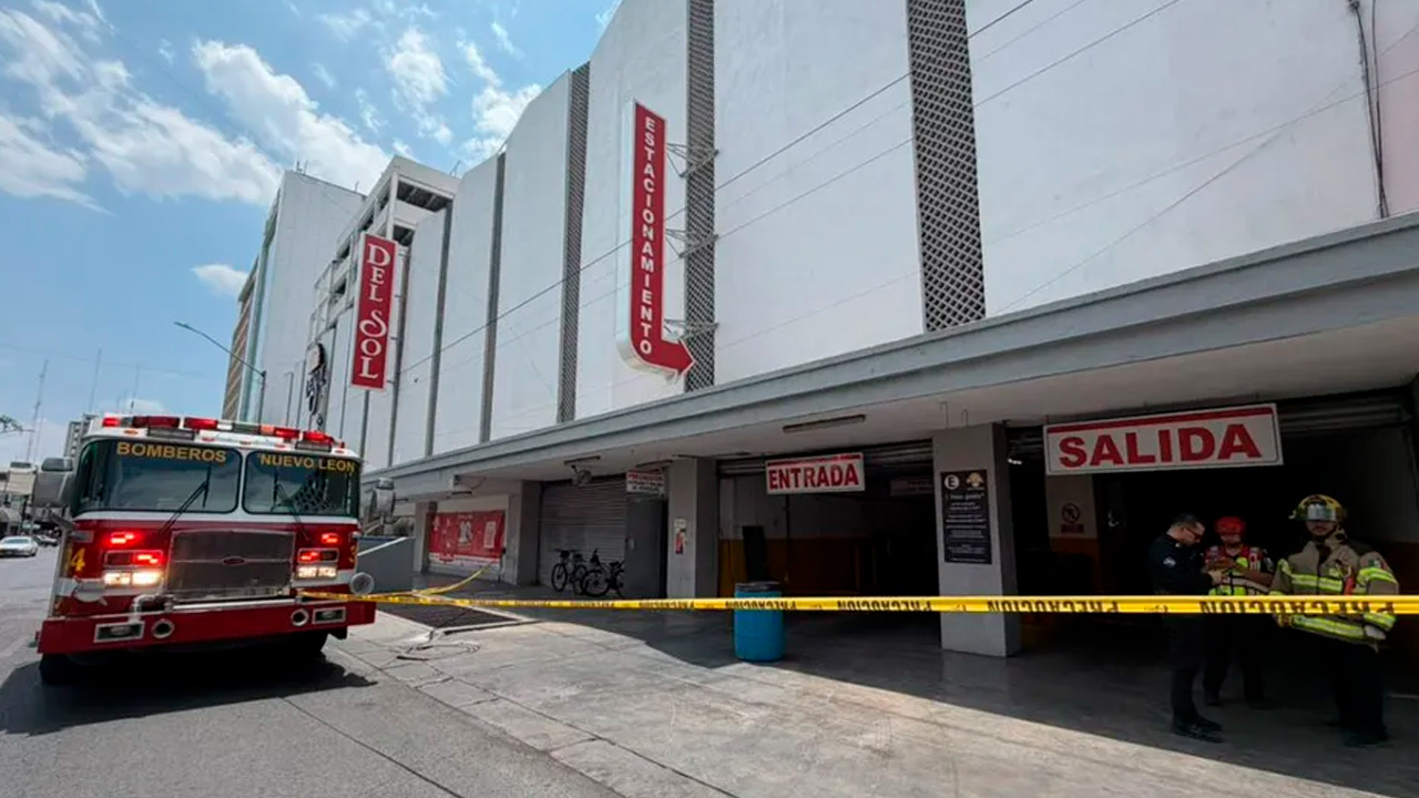 Cortocircuito provoca incendio en elevador de tienda departamental del centro de Monterrey