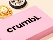 Galletas de Crumbl Cookies en su icónico empaque rosa, listas para ser disfrutadas en México. | Crumbl Cookies