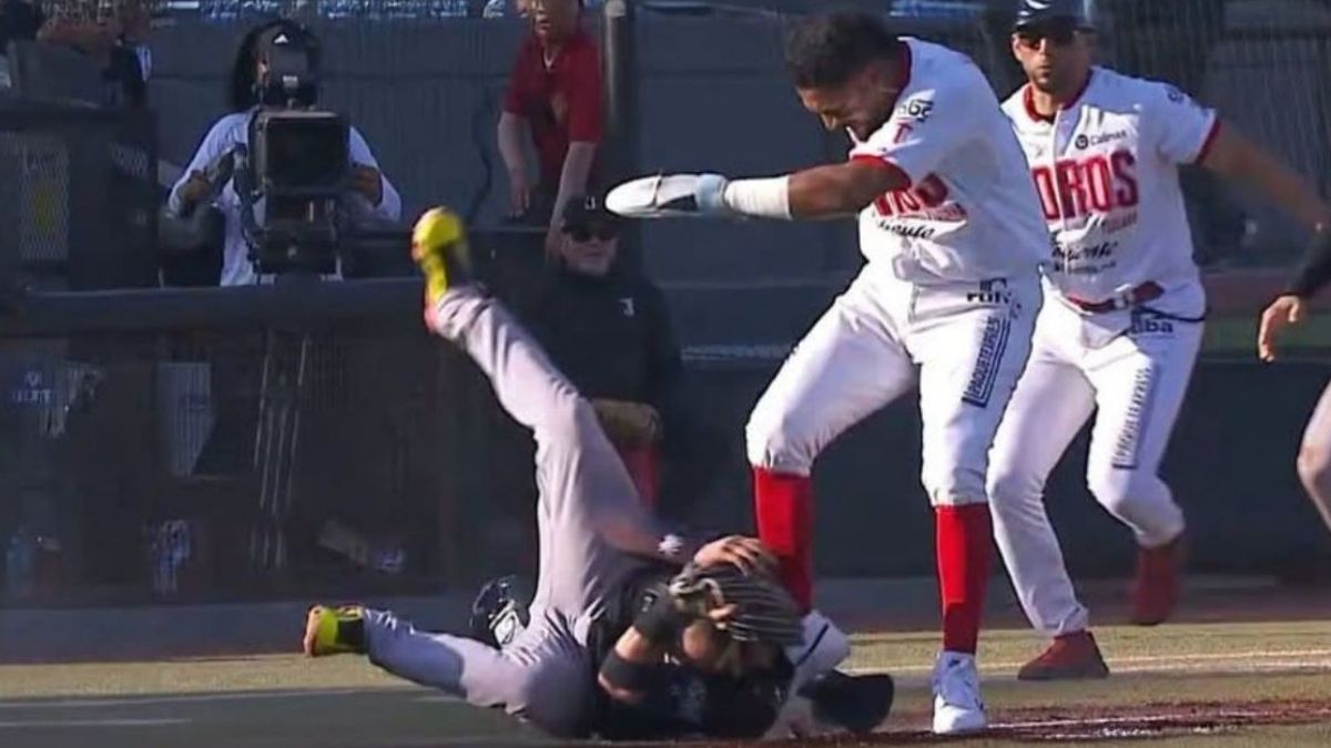 Danry Vásquez golpeó a Rodolfo Amador en el encuentro entre Toros de Tijuana y Acereros de Monclova.
