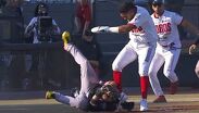 Danry Vásquez golpeó a Rodolfo Amador en el encuentro entre Toros de Tijuana y Acereros de Monclova.