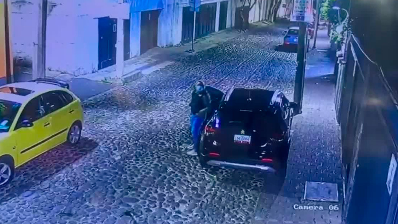 Delincuentes acechan viviendas en la colonia Tlacopac; cámaras revelan su modus operandi