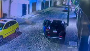 Delincuentes acechan viviendas en la colonia Tlacopac; cámaras revelan su modus operandi