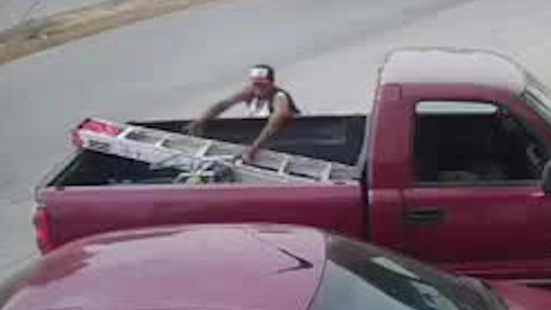 ¡Descaro total! Captan a hombre robando una escalera a plena luz del día en la Nuevo Torreón