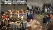 Espectadores y miembros de ambos equipos se vieron envueltos en empujones alrededor del ring al finalizar la jornada boxística.| Redes Sociales