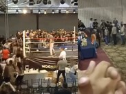 Espectadores y miembros de ambos equipos se vieron envueltos en empujones alrededor del ring al finalizar la jornada boxística.| Redes Sociales