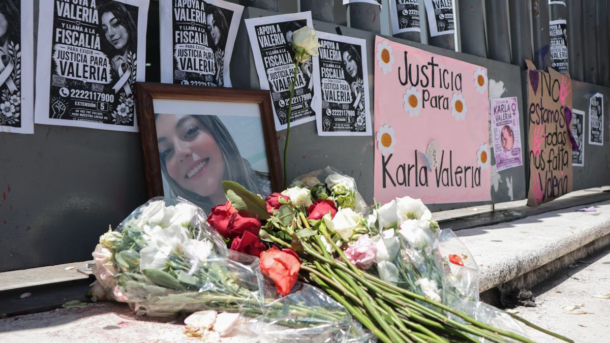 Familiares y amigos de Karla Valeria se manifestaron en las instalaciones de la Fiscalía de Puebla | Es Imagen/Ulises Raziel Juárez Guarneros