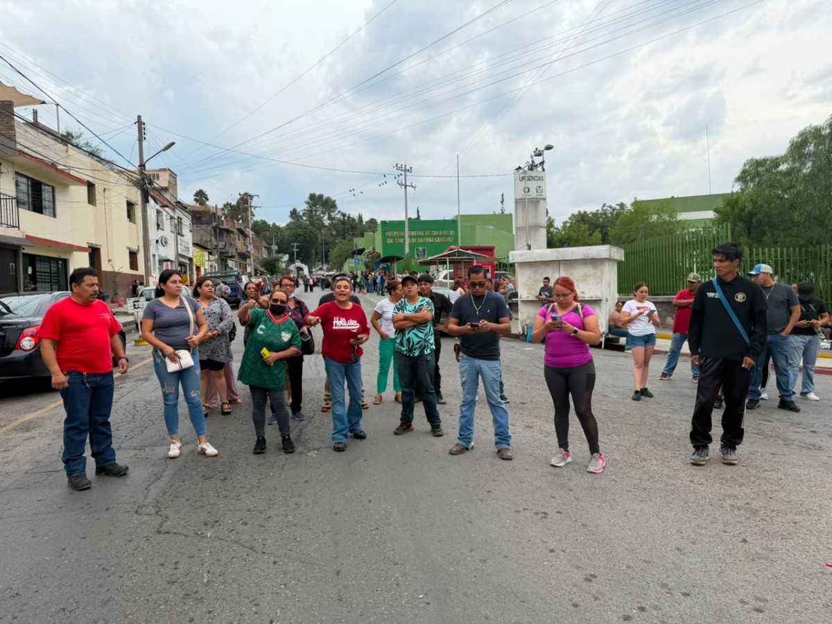 Familiares del paciente se manifestaron afuera de la clínica 1 en Saltillo para exigir justicia ante la presunta negligencia. | Jesús Villegas