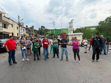 Familiares del paciente se manifestaron afuera de la clínica 1 en Saltillo para exigir justicia ante la presunta negligencia. | Jesús Villegas