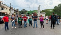 Familiares del paciente se manifestaron afuera de la clínica 1 en Saltillo para exigir justicia ante la presunta negligencia. | Jesús Villegas