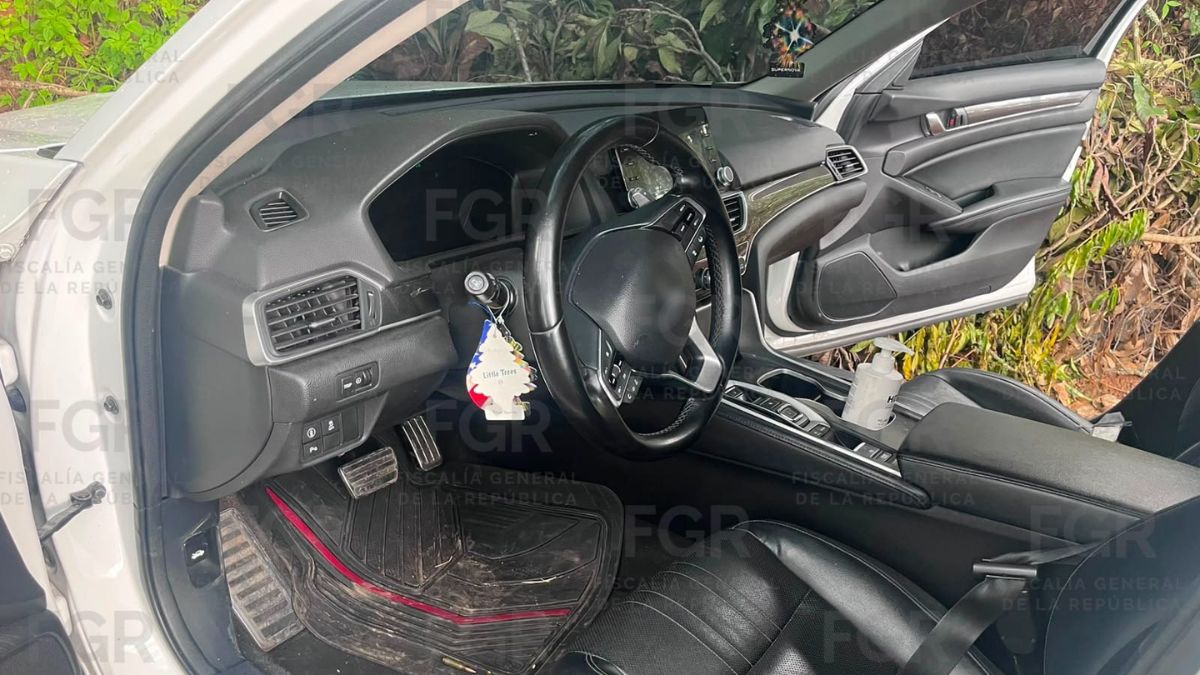 FGR asegura vehículo con droga y cartuchos útiles en camino de Mazamitla.