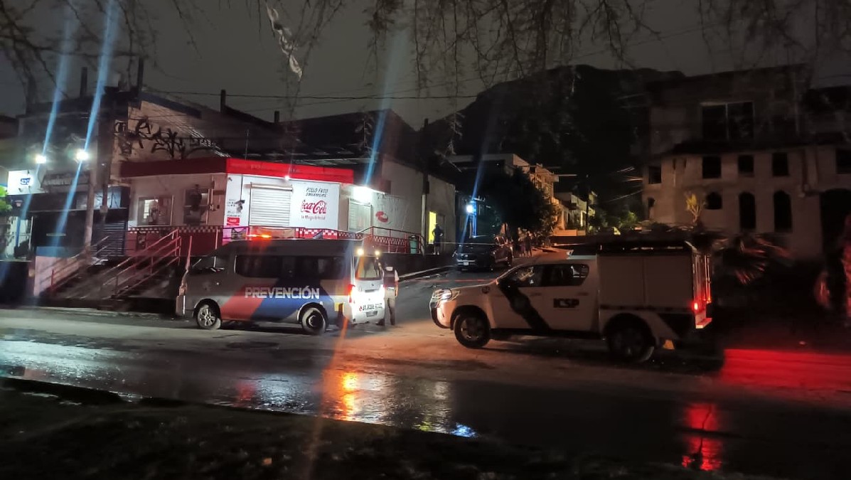 Horas después del deceso se informó que la mujer fue atendida por uniformados.