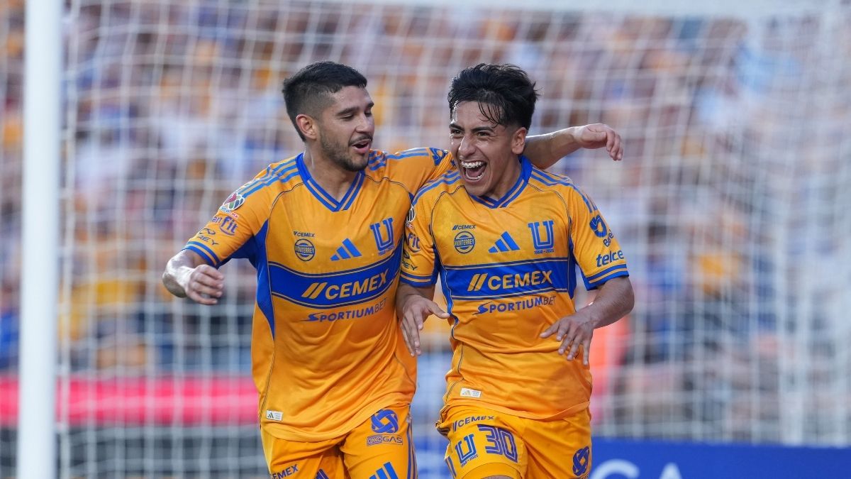 Jesús Garza, lateral de los Tigres de la UANL, festejando un gol junto a Diego Sánchez.