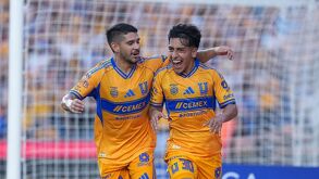 Jesús Garza, lateral de los Tigres de la UANL, festejando un gol junto a Diego Sánchez.