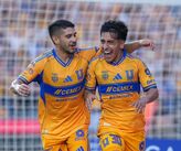 Jesús Garza, lateral de los Tigres de la UANL, festejando un gol junto a Diego Sánchez.