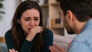 Llorar es una señal instintiva de búsqueda de seguridad y refleja la necesidad profunda de preservar el vínculo con la otra persona.