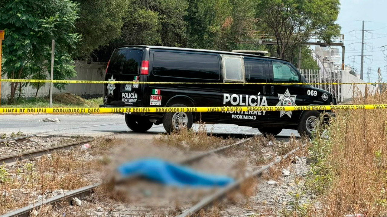 Localizan a hombre sin vida con huellas de violencia sobre vías del tren en Monterrey