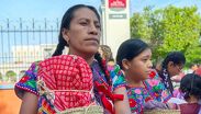 Mujeres de Santa María Coapan corrieron por las calles de Tehuacán portando sus trajes típicos y el tradicional tenate / Apolonia Amayo