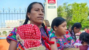 Mujeres de Santa María Coapan corrieron por las calles de Tehuacán portando sus trajes típicos y el tradicional tenate / Apolonia Amayo