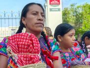 Mujeres de Santa María Coapan corrieron por las calles de Tehuacán portando sus trajes típicos y el tradicional tenate / Apolonia Amayo