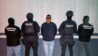 Los oficiales observaron que el masculino portaba un arma de fuego