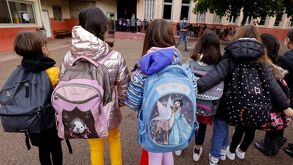 Padres de familia aprovechan ofertas en calzado y papelería para surtir las listas escolares con anticipación y evitar tiendas saturadas.