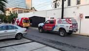 Paramédicos de la Cruz Roja y personal de Protección Civil acudieron para brindar atención al hombre
