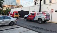 Paramédicos de la Cruz Roja y personal de Protección Civil acudieron para brindar atención al hombre
