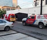 Paramédicos de la Cruz Roja y personal de Protección Civil acudieron para brindar atención al hombre