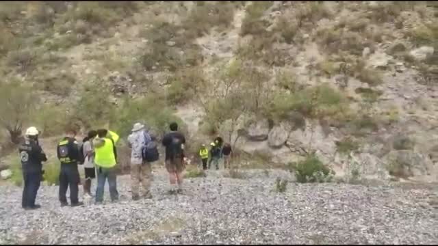 Rescatan a cinco jóvenes atrapados en un precipicio de la Huasteca, en Santa Catarina