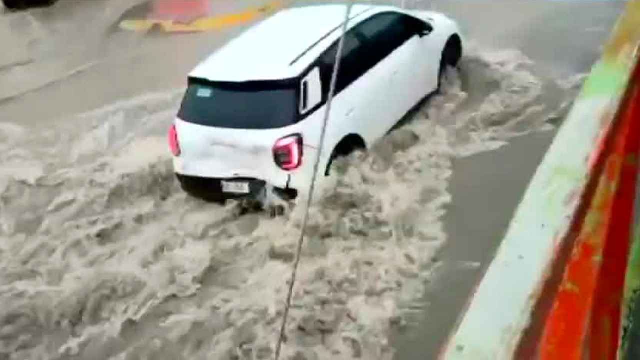 Rescatan a seis personas arrastradas por la corriente tras fuertes lluvias en Nuevo León