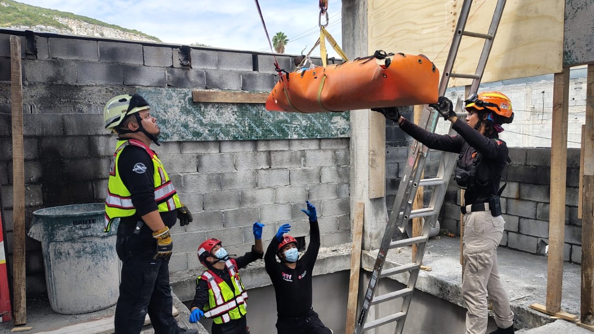 Rescatistas desplegaron un sistema de cuerdas para bajarlo de una azotea de tres pisos. | Cortesía