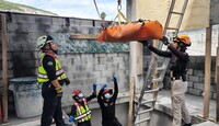 Rescatistas desplegaron un sistema de cuerdas para bajarlo de una azotea de tres pisos. | Cortesía