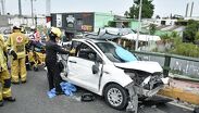 Rescatistas utilizaron equipo especializado para liberar al conductor atrapado en la barandilla de contención. | Especial