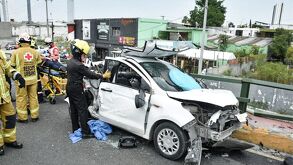 Rescatistas utilizaron equipo especializado para liberar al conductor atrapado en la barandilla de contención. | Especial