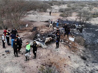 Los restos calcinados de la avioneta quedaron esparcidos sobre el terreno desértico | AP: Genry Bautista