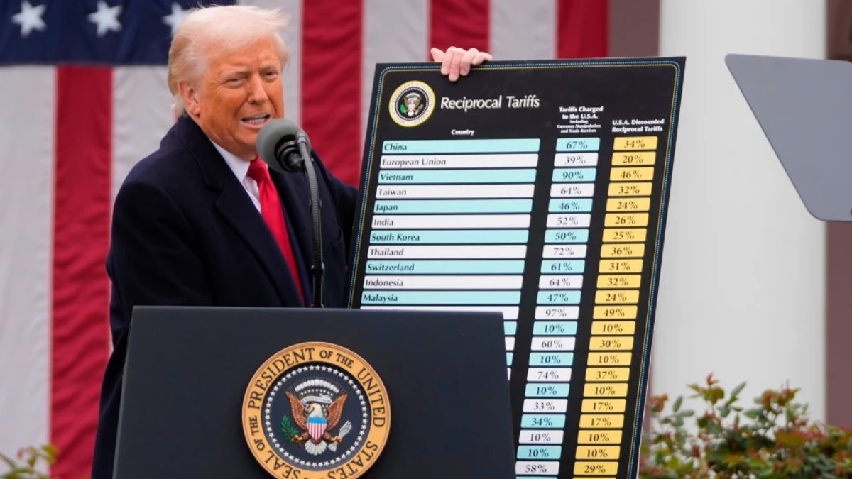 Trump en la Casa Blanca anunciando aranceles bajo la Sección 301, tras el fallo que invalidó el uso de la ley IEEPA para estos impuestos.